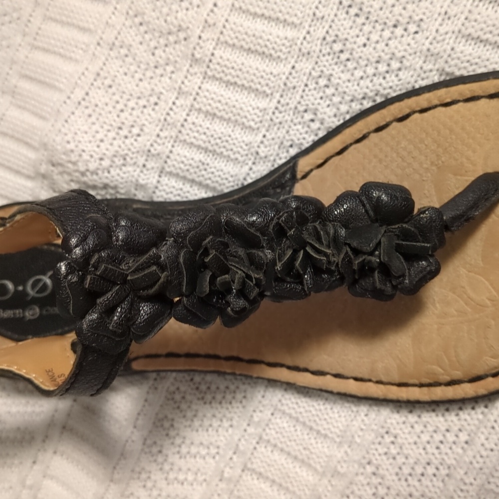 Stylish Black B.O.C. Slingback Sandals with Leather Floral Accent & Insole - EUC - Picture 5 of 12